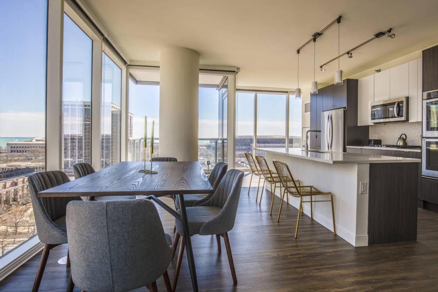 Homey 3BR/2Bath Apt near Soldier Field by Domio! Main image 2